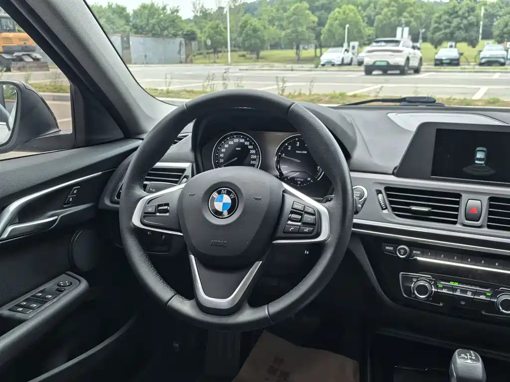 BMW 1 Series 2018 — фото 11