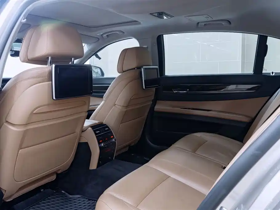 BMW 7 Series 2013 — фото 11