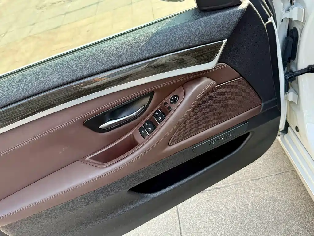 BMW 5 Series 2015 — фото 10