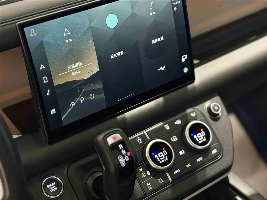 Land Rover Defender 2023 — фото 11