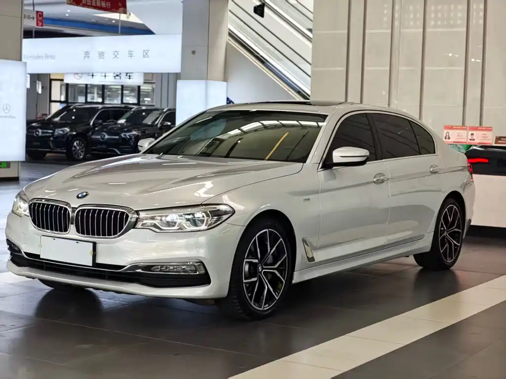 BMW 5 Series 2018 — фото 1