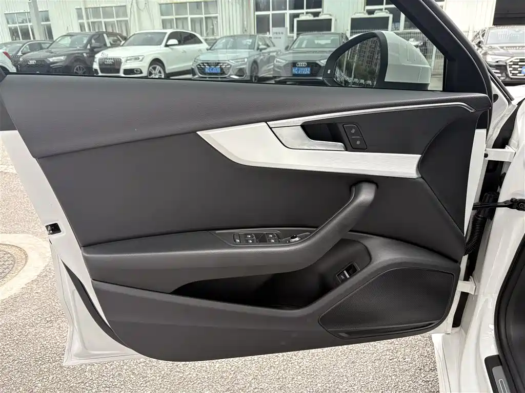 Audi A4L 2021 — фото 11