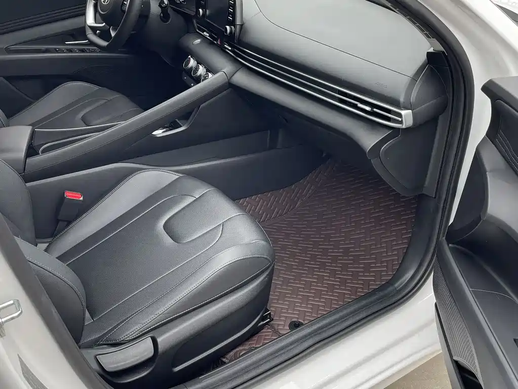 Hyundai Elantra 2023 — фото 11