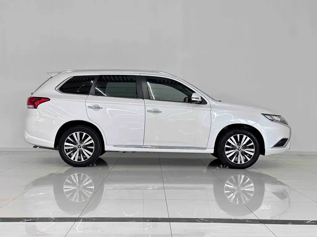 Mitsubishi Outlander 2022 — фото 6