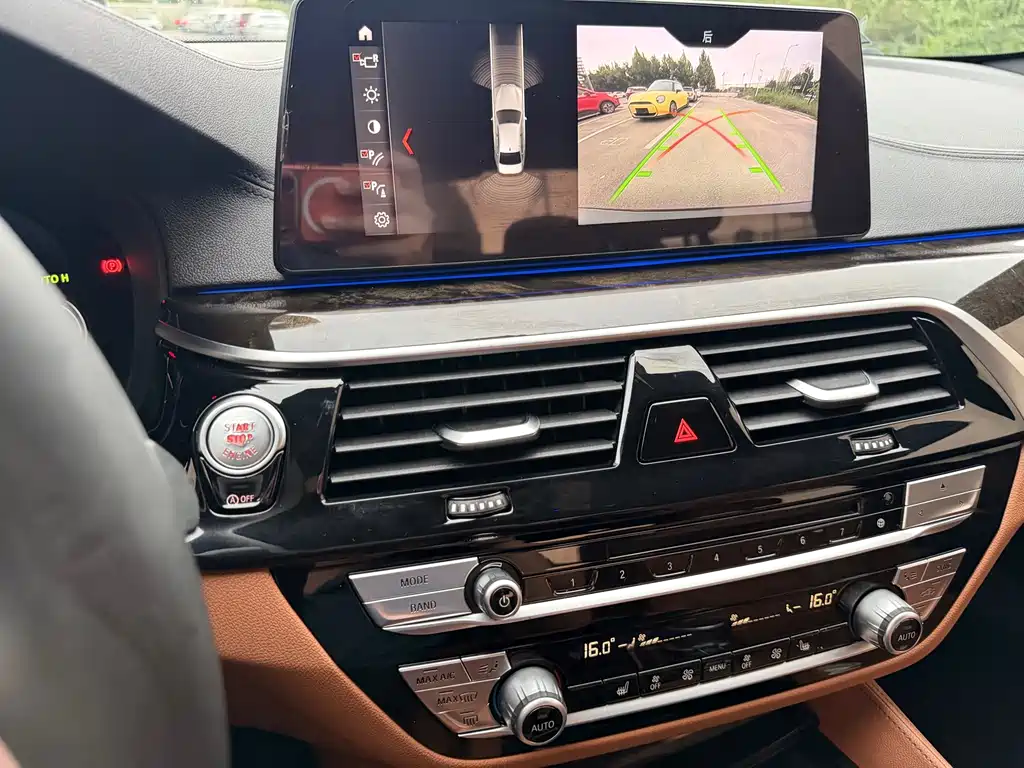 BMW 5 Series 2018 — фото 12