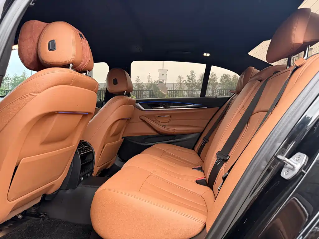 BMW 5 Series 2018 — фото 18