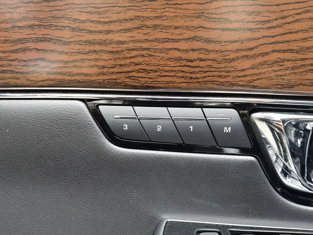 Jaguar XJ 2016 — фото 16