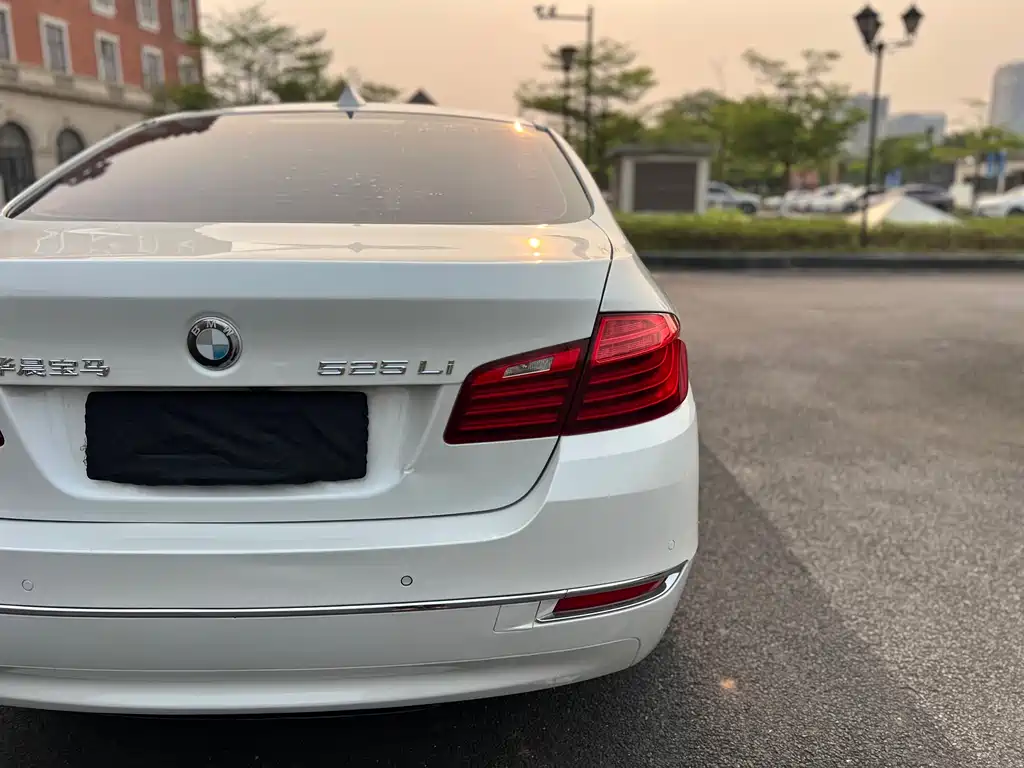 BMW 5 Series 2017 — фото 9