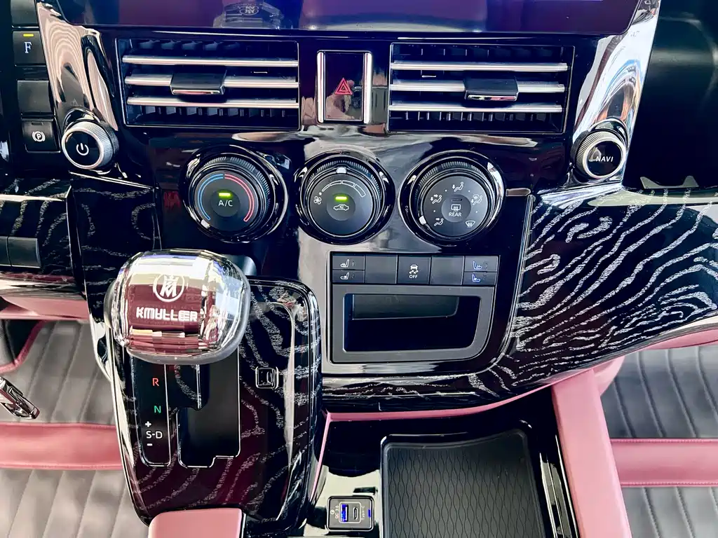 Toyota Hiace 2025 — фото 19
