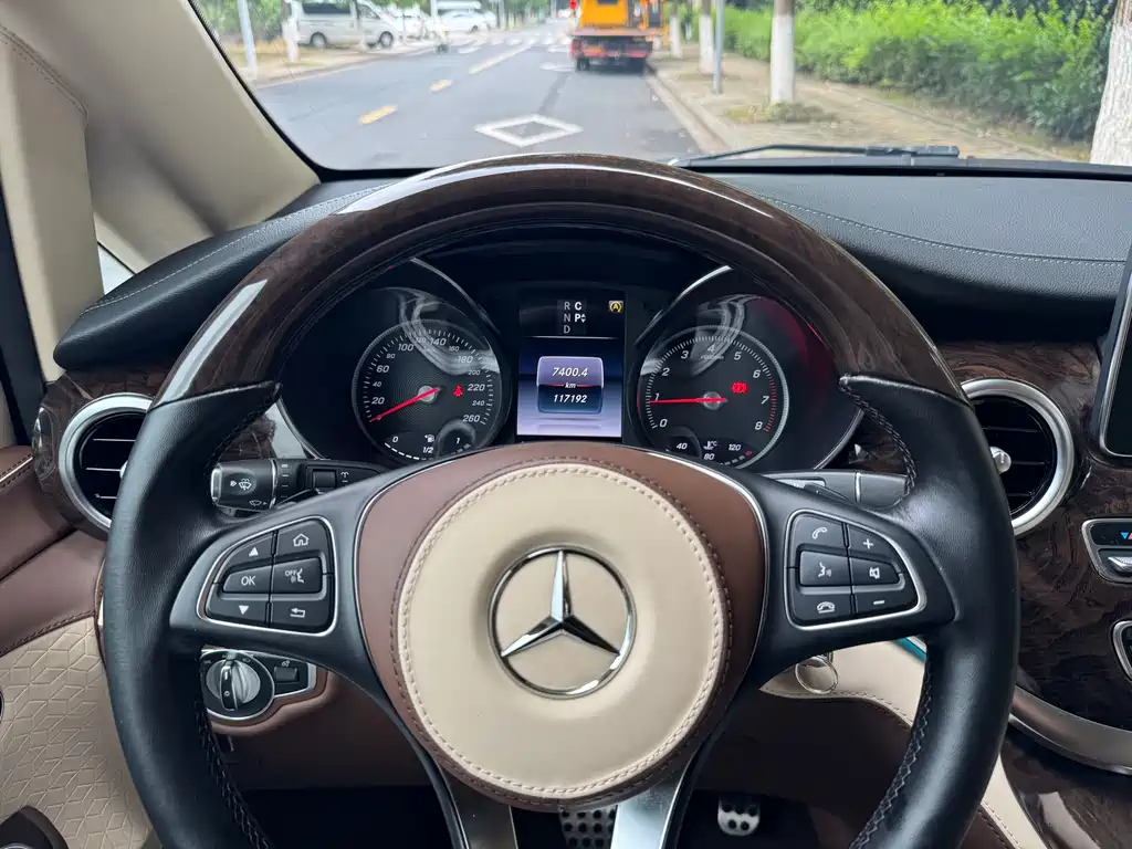 Mercedes-Benz V-Class 2019 — фото 10