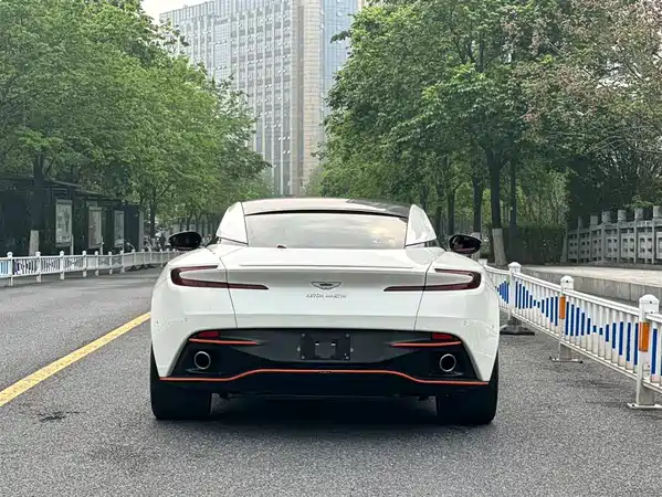 Aston Martin DB11 2020