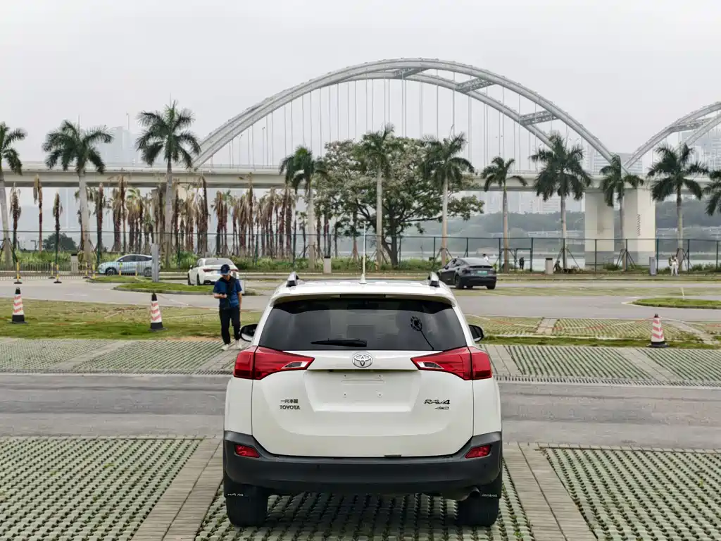 Toyota RAV4 2015 — фото 5
