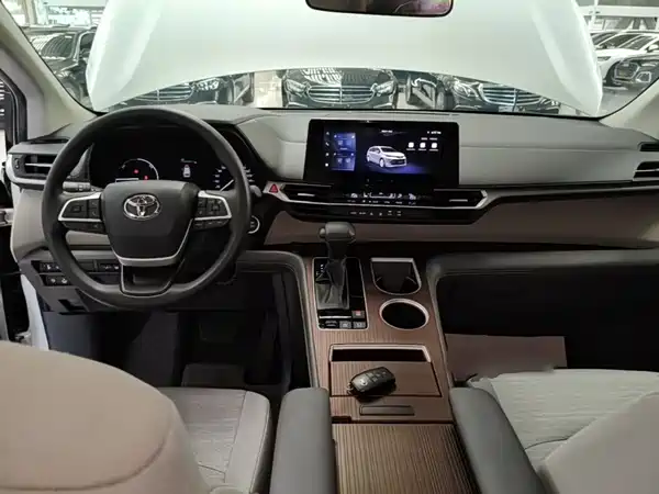 Toyota Sienna 2025