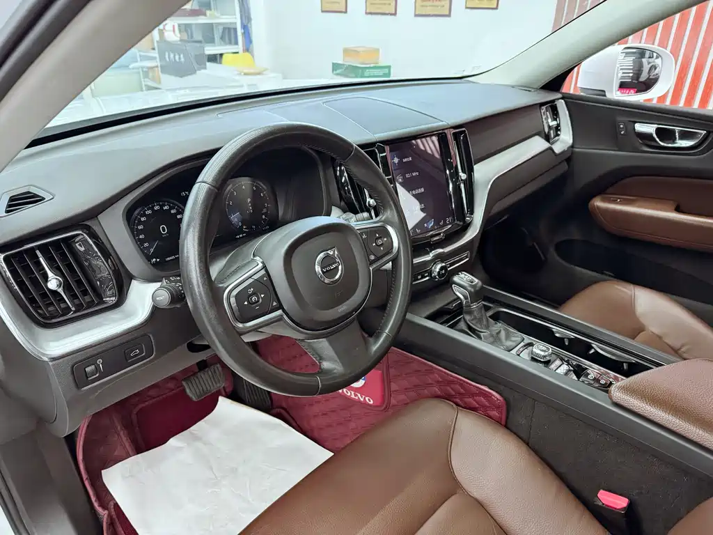 Volvo XC60 2019 — фото 15