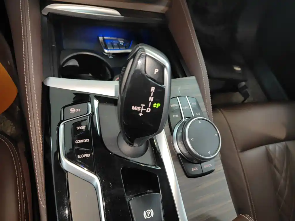 BMW 5 Series 2019 — фото 10