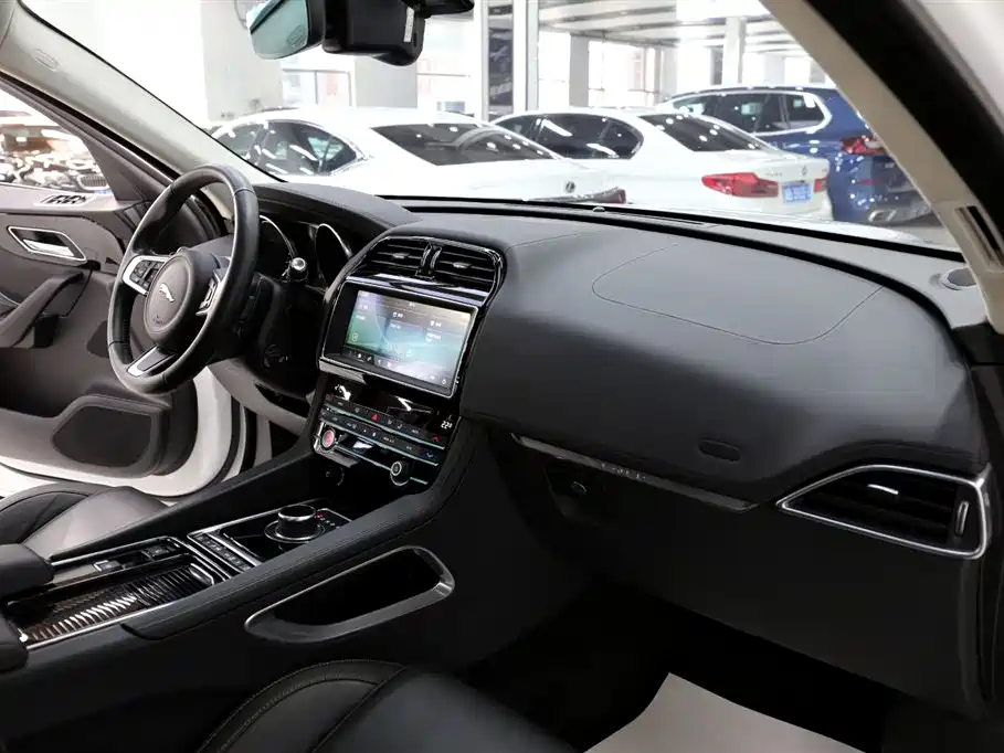 Jaguar F-PACE 2019 — фото 15