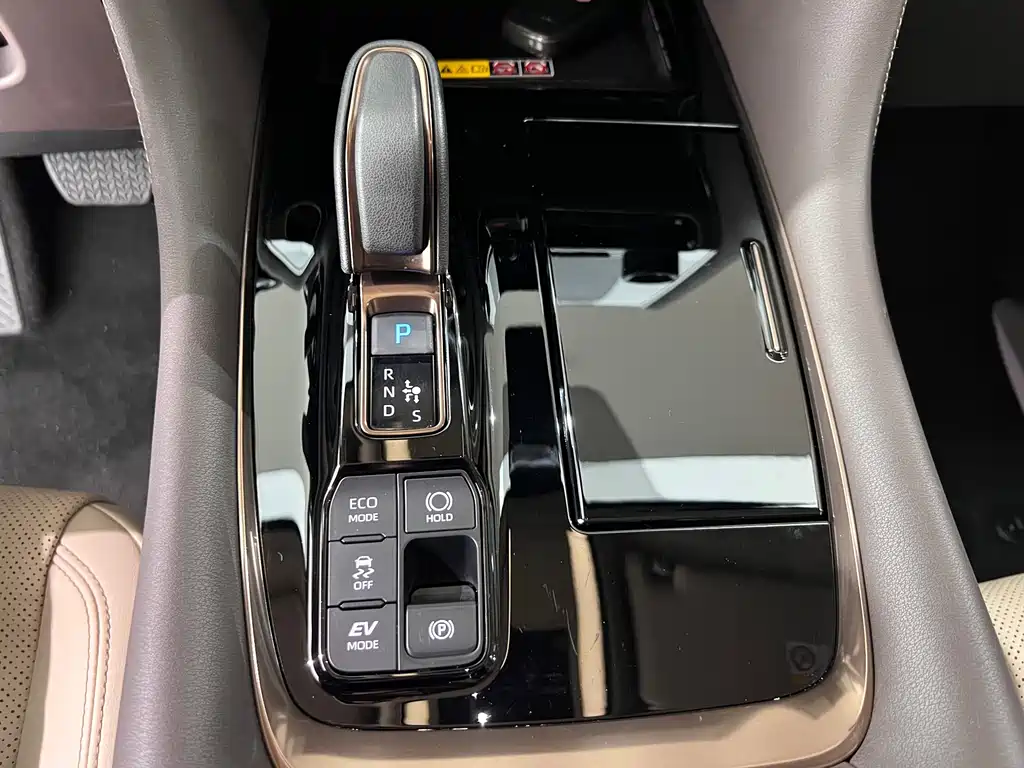 Toyota Alphard 2023 — фото 24