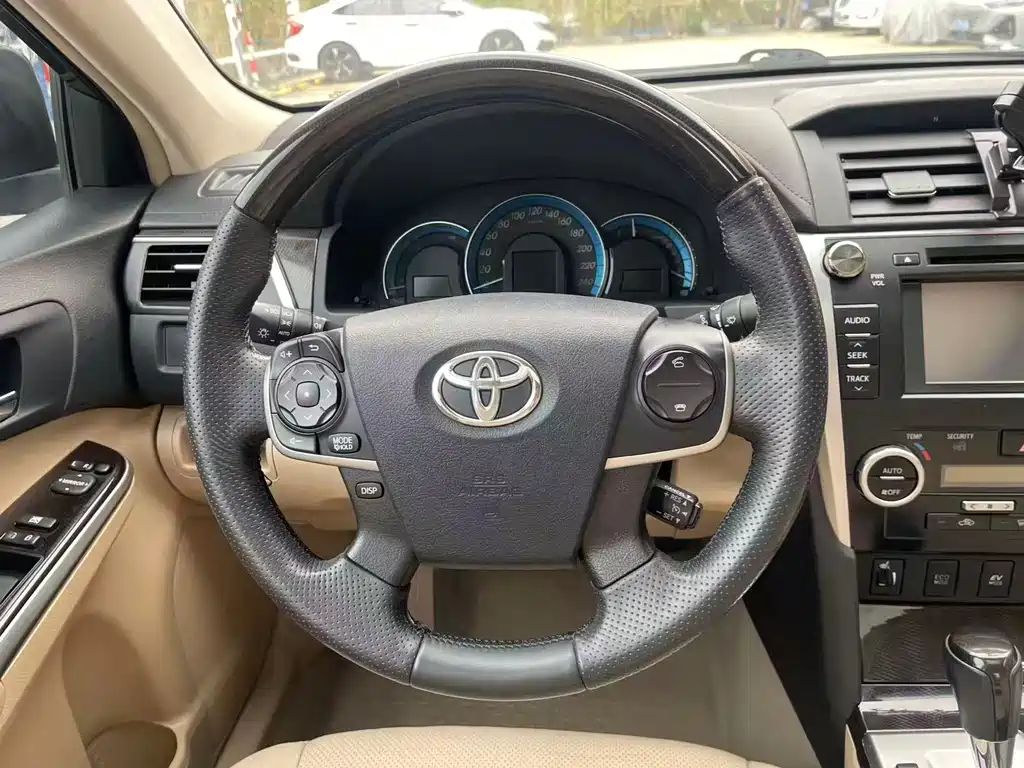 Toyota Camry 2015 — фото 12
