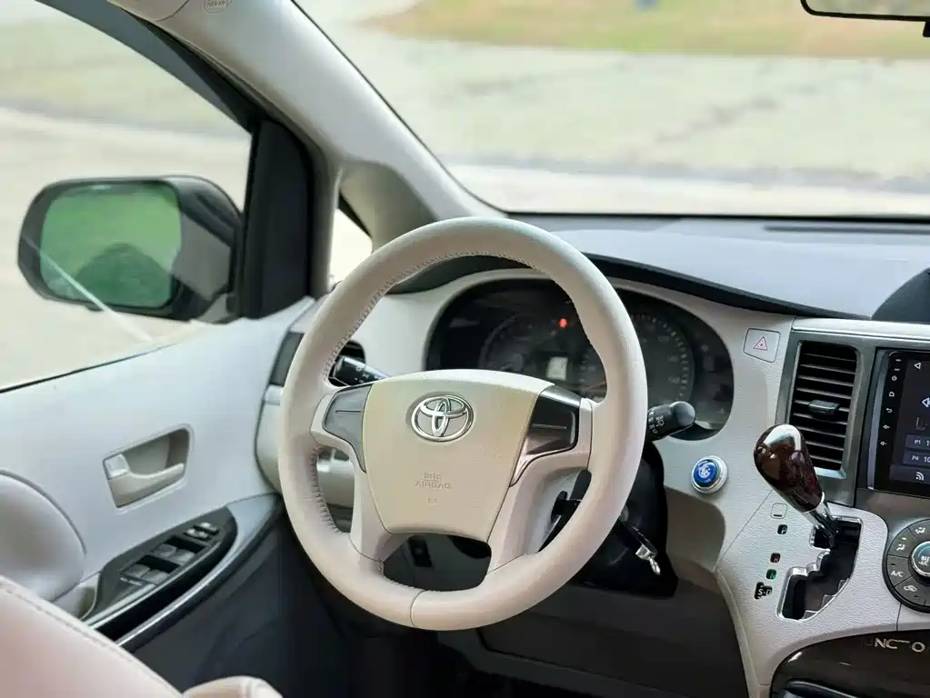 Toyota Sienna 2015 — фото 10
