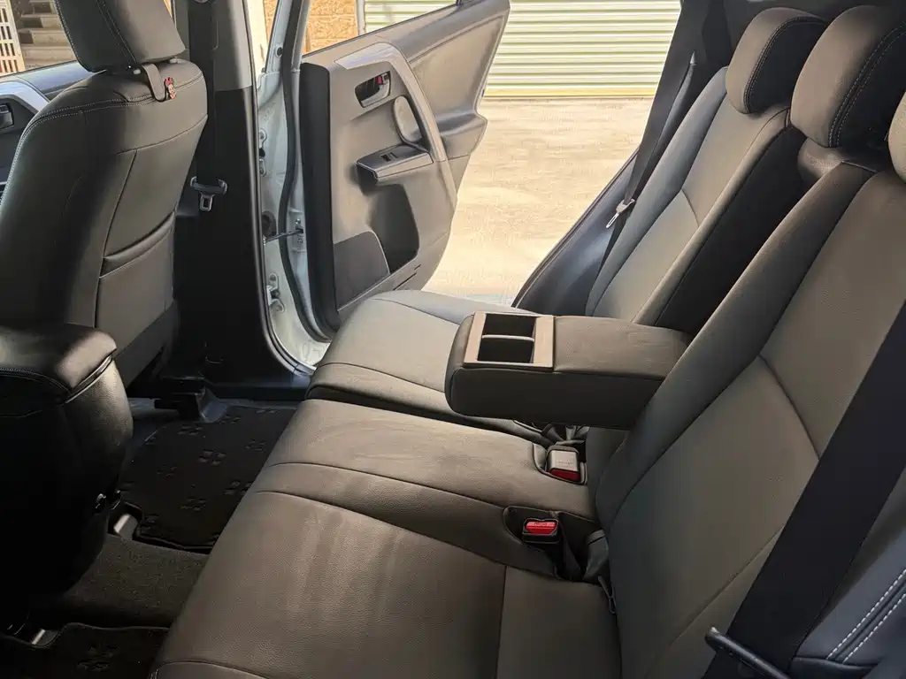Toyota RAV4 2019 — фото 12