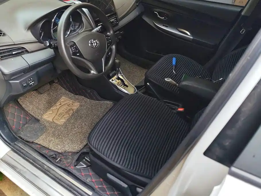 Toyota Yaris L 2015 — фото 9