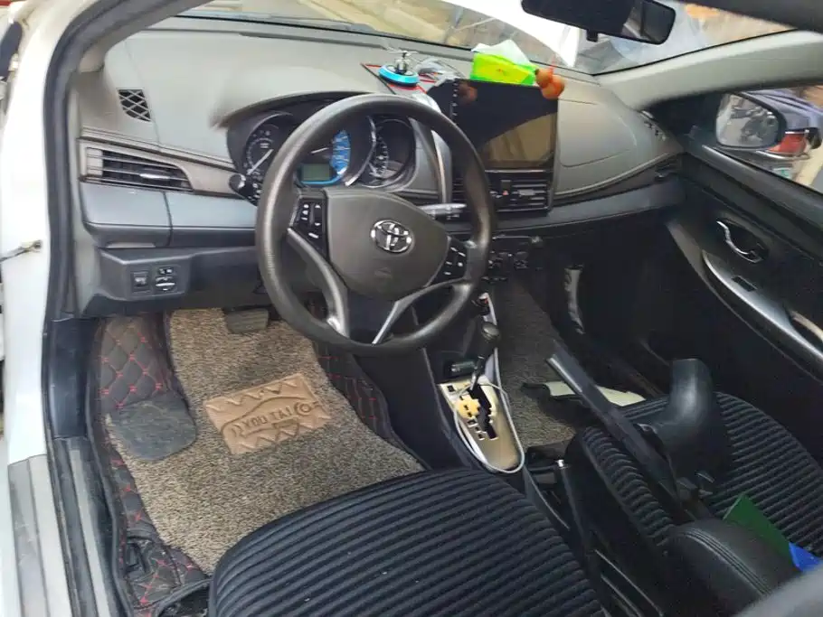 Toyota Yaris L 2015 — фото 12
