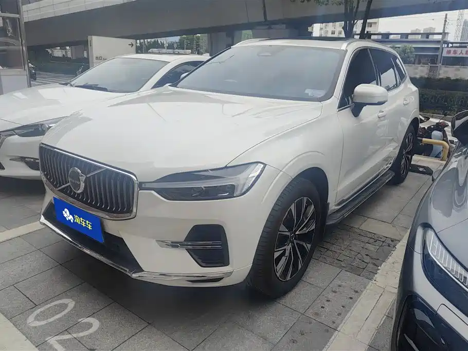 Volvo XC60 2023 — фото 1