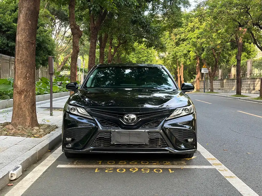 Toyota Camry 2022 — фото 2