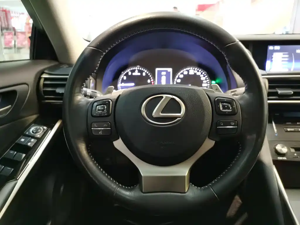 Lexus IS 2017 — фото 10