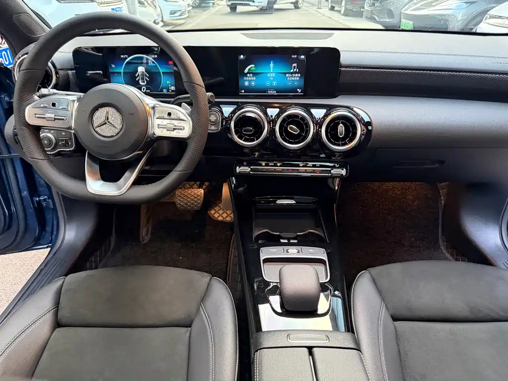 Mercedes-Benz A-Class 2019 — фото 16