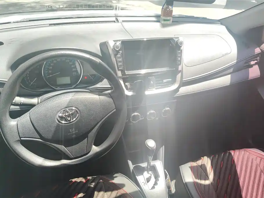 Toyota Yaris L 2019 — фото 12