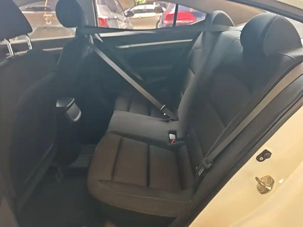 Hyundai Elantra 2016 — фото 17