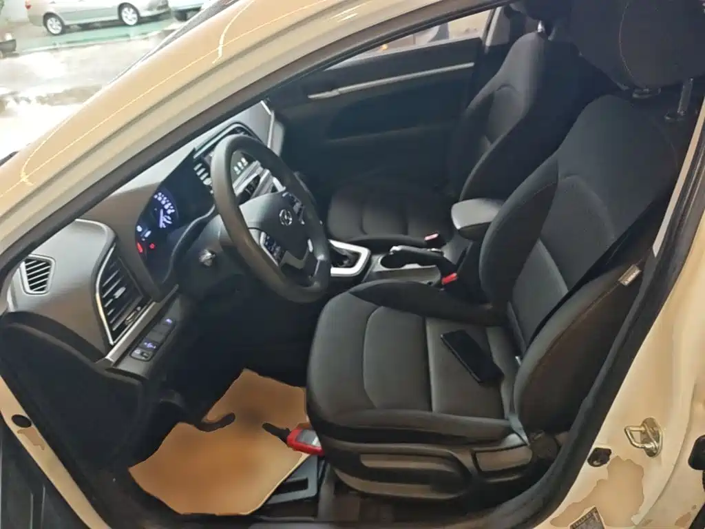 Hyundai Elantra 2016 — фото 15