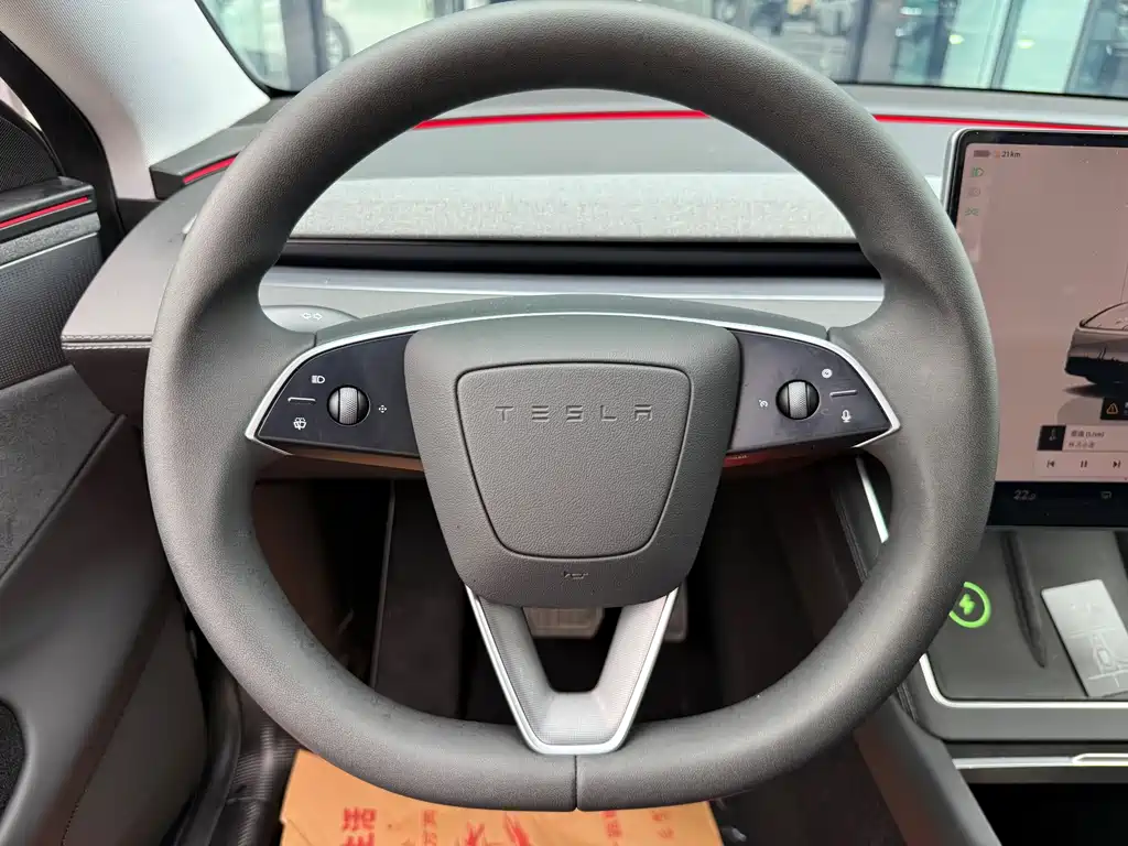 Tesla Model Y 2025 — фото 17