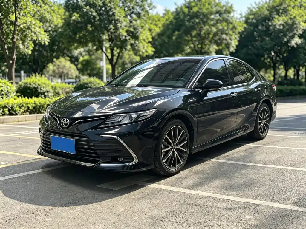 Toyota Camry 2022 — фото 1