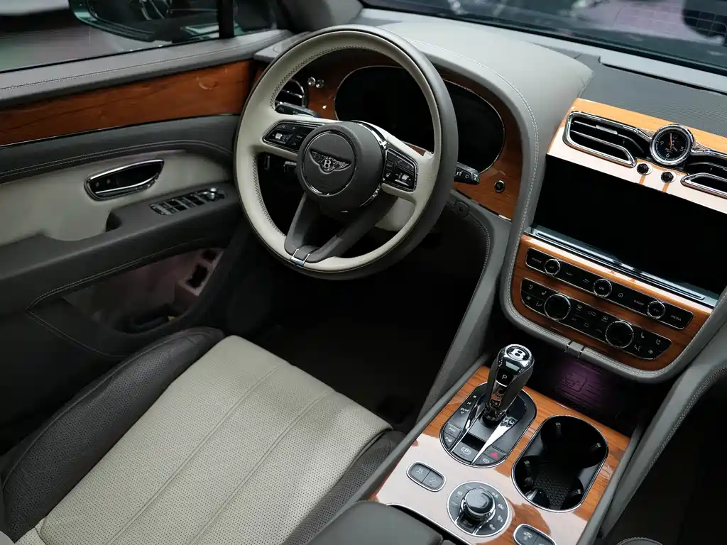 Bentley Bentayga 2021 — фото 16