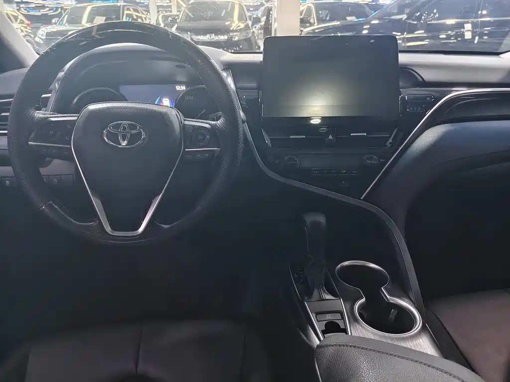 Toyota Camry 2023 — фото 12