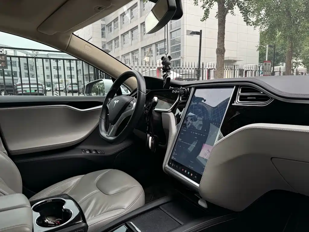 Tesla Model S 2014 — фото 13
