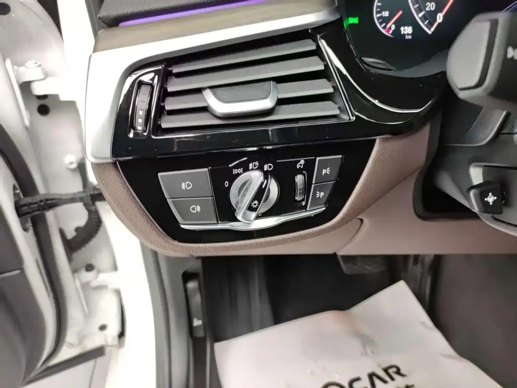 BMW 5 Series 2019 — фото 30