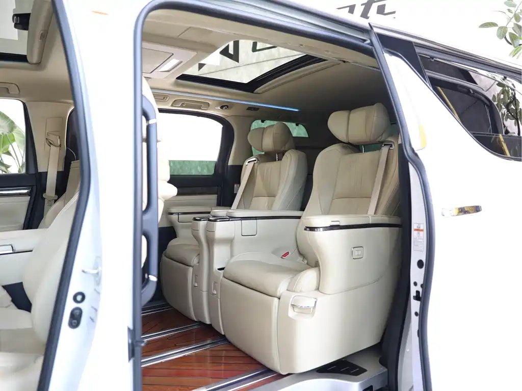 Toyota Alphard 2022 — фото 15