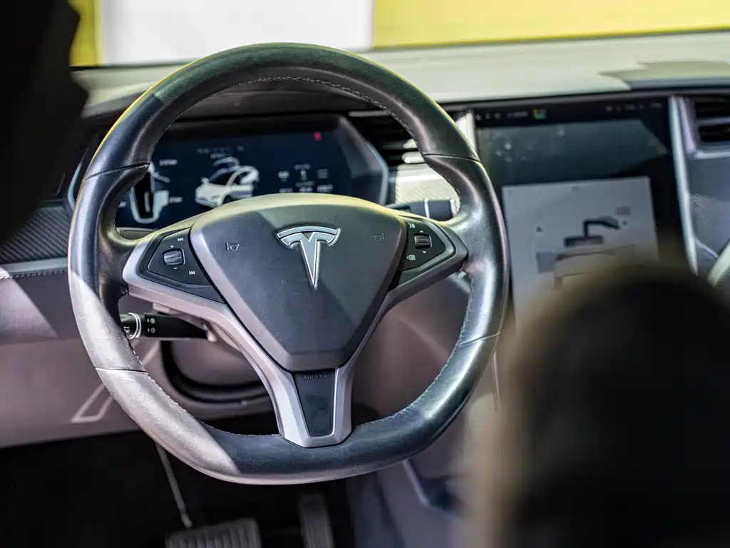 Tesla Model X 2019 — фото 11
