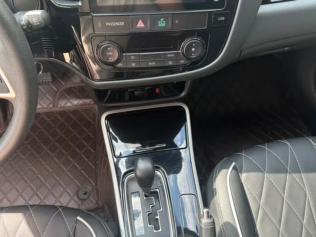 Mitsubishi Outlander 2023 — фото 14