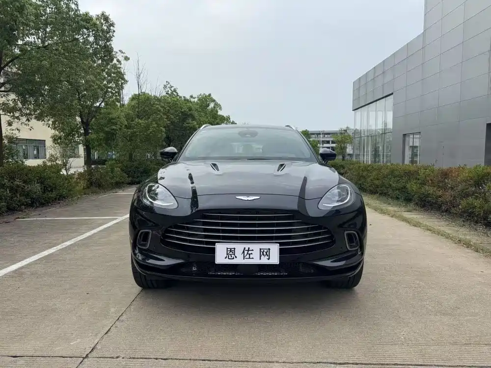 Aston Martin DBX 2025