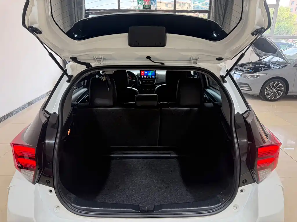 Toyota Yaris L 2023 — фото 25