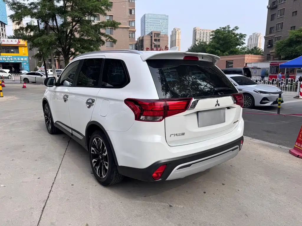 Mitsubishi Outlander 2020 — фото 5