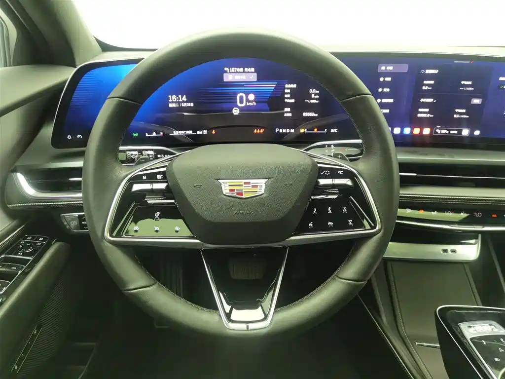 Cadillac GT4 2023 — фото 11