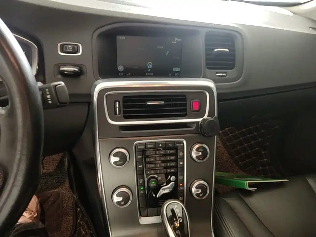 Volvo S60 2015 — фото 13