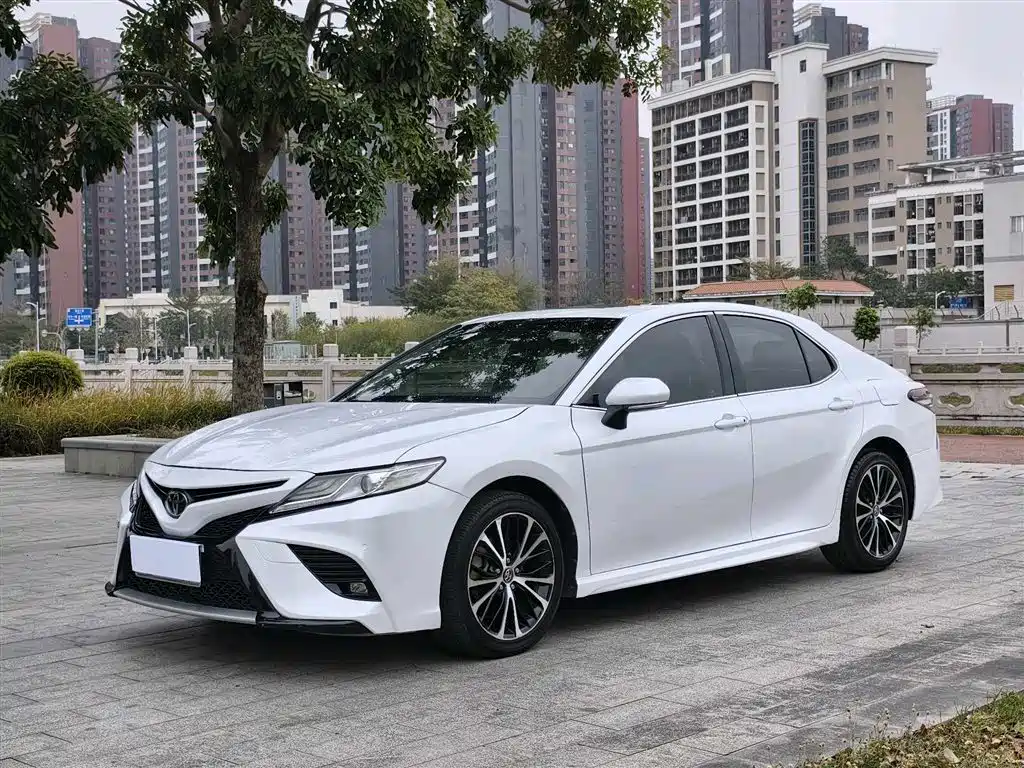 Toyota Camry 2019 — фото 1