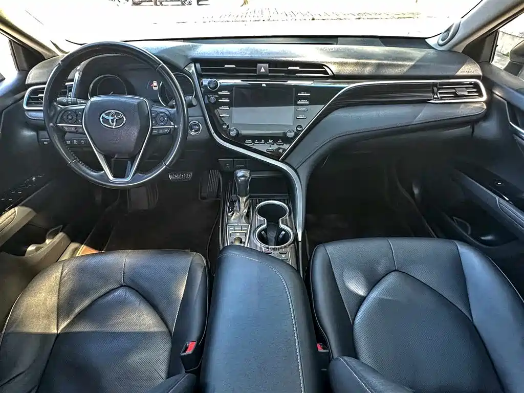 Toyota Camry 2019 — фото 8