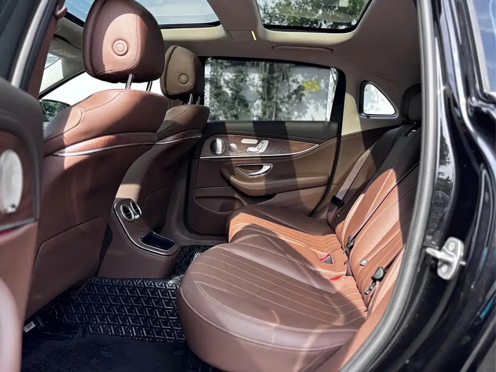 Mercedes-Benz E-Class 2023 — фото 12